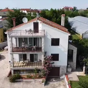 Apartman App-amelijas, Zambratija